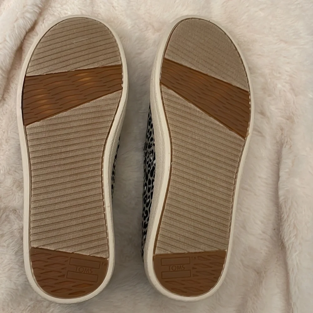 TOMS. Size 6. Color Oxford Tan Cheepard (black,white &Tan ) - Picture 4 of 8